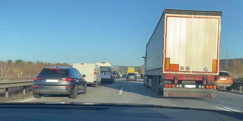 POL-PDKL: Fahrzeugbrand führt zu Stau und Anzeigen - Foto: presseportal.de