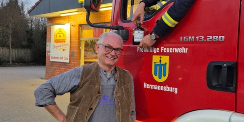 FW Südheide: Ausgelöste BMA in Hermannsburg - Gerhard Bosselmann bedankt sich bei der Feuerwehr Hermannsburg - Foto: presseportal.de