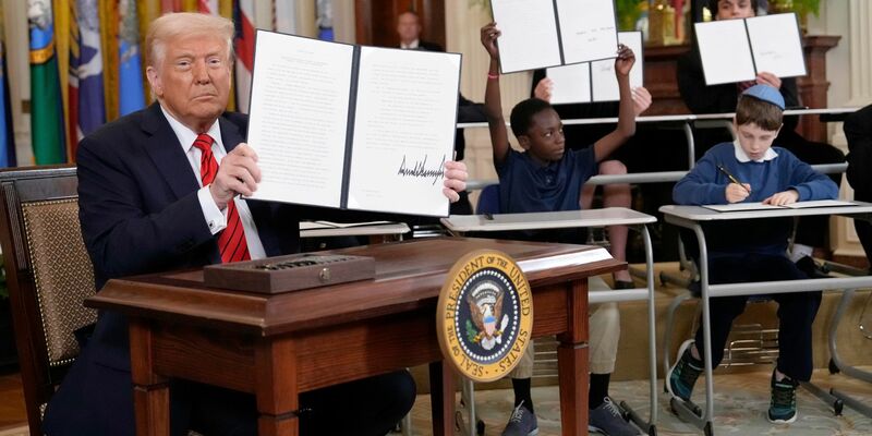 Trump mit Bildungsministerin McMahon - die sich nach seinem Willen selbst abschaffen soll.  - Foto: Ben Curtis/AP/dpa
