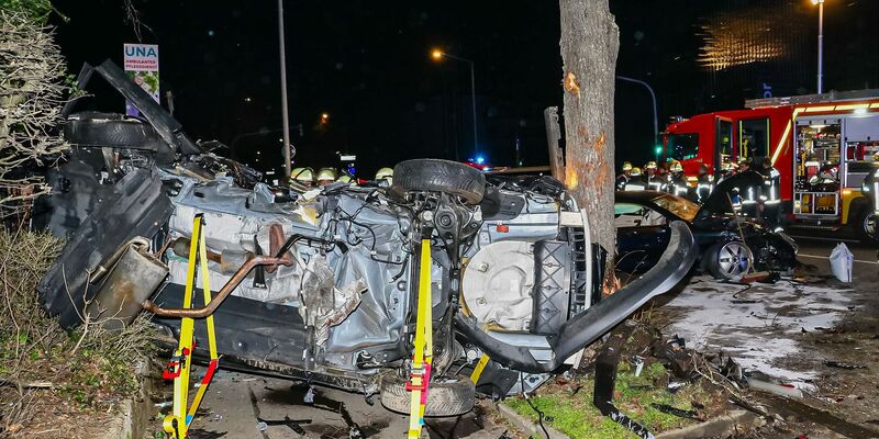 Der Fahrer des am Unfall beteiligten Pkw wurde festgenommen. - Foto: Andreas Rometsch/KS-Images.de/dpa