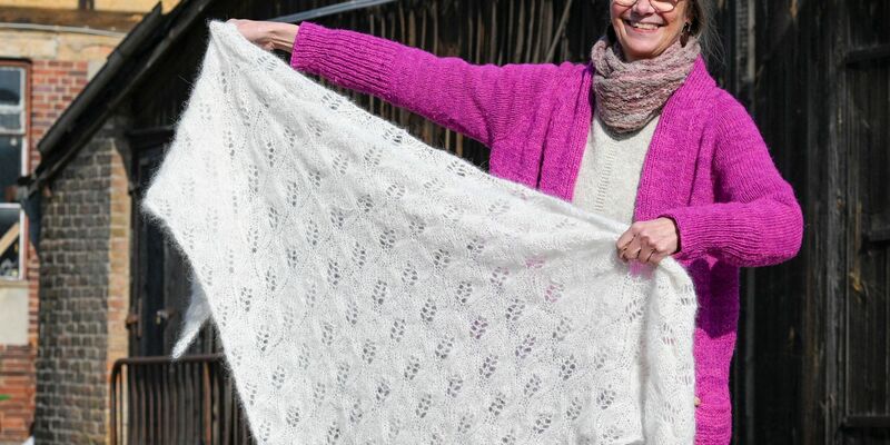 Svenja Suhr an ihrem Arbeitsplatz: Am besten eigne sich die Wolle von Hunden mit möglichst langem Haar. - Foto: Jens Kalaene/dpa