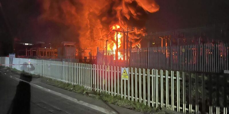 Das Umspannwerk versorgte auch den Flughafen Heathrow. - Foto: London Fire Brigade/PA Media/dpa