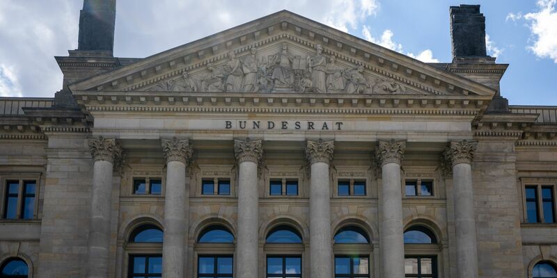 Der Bundesrat entscheidet über das Milliarden-Finanzpaket. (Archivbild) - Foto: Monika Skolimowska/dpa