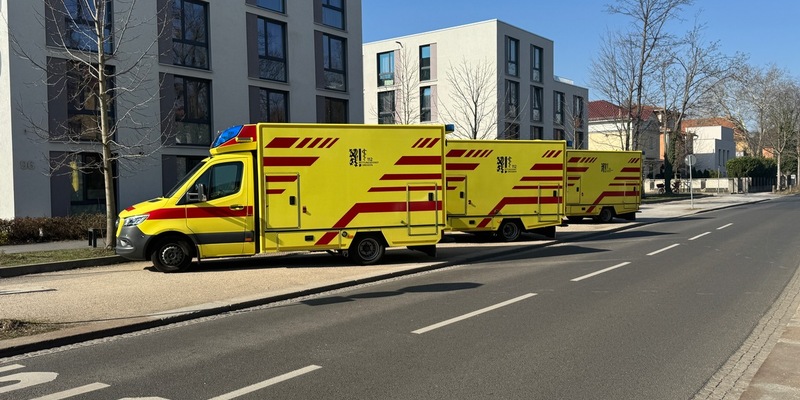 FW Dresden: Verkehrsunfall - Linienbus und PKW kollidieren - Foto: presseportal.de