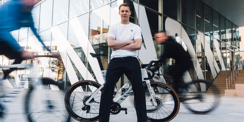 Mit Manuel Neuer in die neue Fahrradsaison: Der Canyon Store Munich wird zum Hotspot für Radsportbegeisterte - Foto: presseportal.de