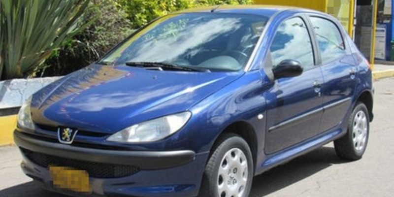 POL-GÖ: (99/2025) Aufgefahren und geflüchtet - Polizei sucht blauen Peugeot 206 mit deutlichem Frontschaden und niederländischer Zulassung - Foto: presseportal.de