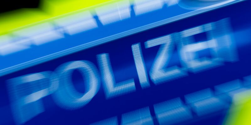 Die Polizei hat nach dem Fund einer Leiche zwei Verdächtige festgenommen. (Symbolbild) - Foto: Rolf Vennenbernd/dpa