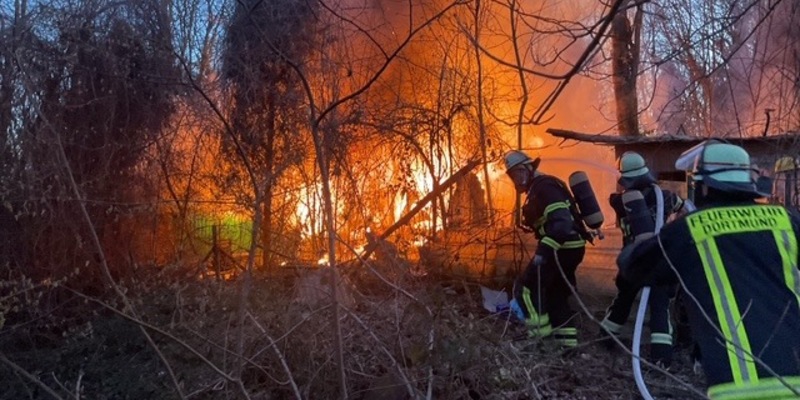 FW-DO: Hütten und Verschläge brennen in einem Waldstück am Phoenixsee - Foto: presseportal.de