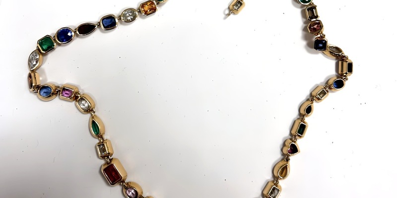 HZA-KA: Plastiktasche mit Juwelen / Karlsruher Zoll findet Schmuckstücke im Wert von über 140.000 Euro - Foto: presseportal.de