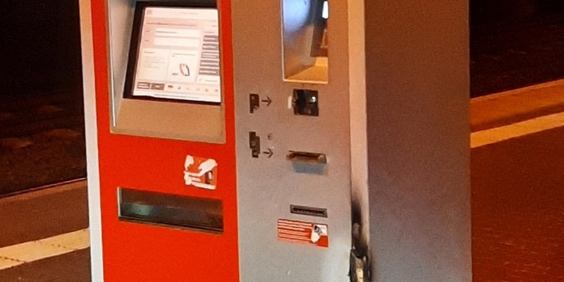 BPOLI L: Angriff auf Fahrausweisautomaten am S-Bahnhaltepunkt Markleeberg - Gaschwitz - Wer kann Hinweise zu Tätern geben? - Foto: presseportal.de