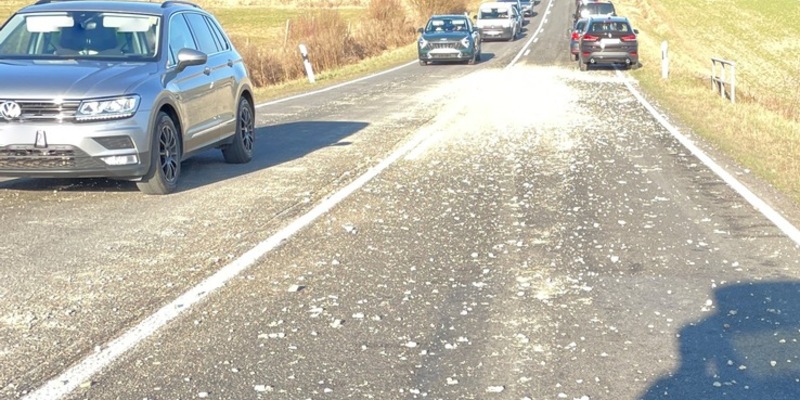 LPI-NDH: Tonnenweise Schotter verloren - Eine Person verletzt, mehrere Fahrzeuge beschädigt - Foto: presseportal.de