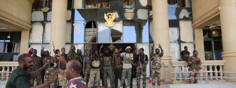 Ein sudanesischer Soldat mit der Nationalfahne nach der Rückeroberung des Präsidentenpalasts in Khartum - Foto: Uncredited/AP/dpa