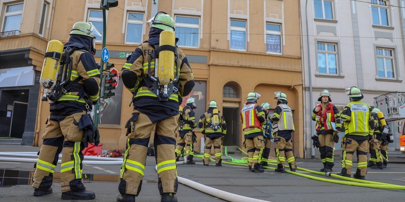 FW-E: Kellerbrand in Essen-Katernberg - dichte Rauchentwicklung in Wohn- und Geschäftsgebäude - Foto: presseportal.de