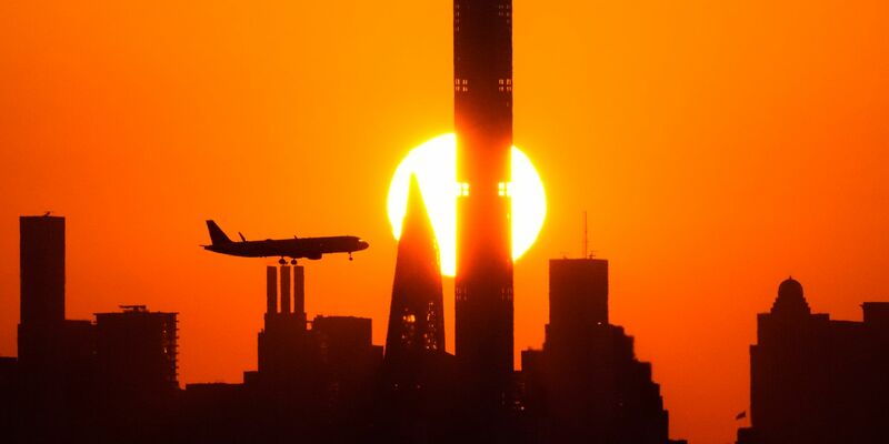 Flugzeug vor der Skyline: Für einige Reisende platzt der Traum vom US-Urlaub. (Archivbild) - Foto: Frank Franklin II/AP