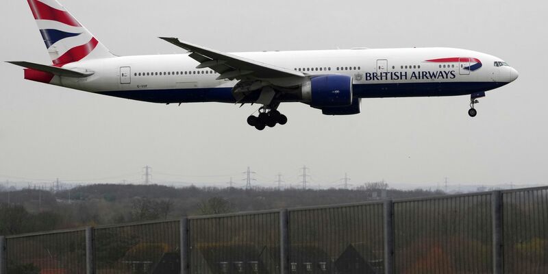 In London Heathrow rollt der Betrieb nach dem beispiellosen Flugchaos des Vortages wieder an. - Foto: Kirsty Wigglesworth/AP/dpa