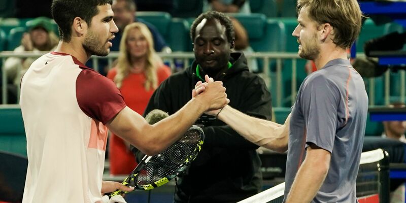 Carlos Alcaraz (l) gratuliert dem Außenseiter David Goffin für dessen Überraschungscoup. - Foto: Debby Wong/ZUMA Press Wire/dpa