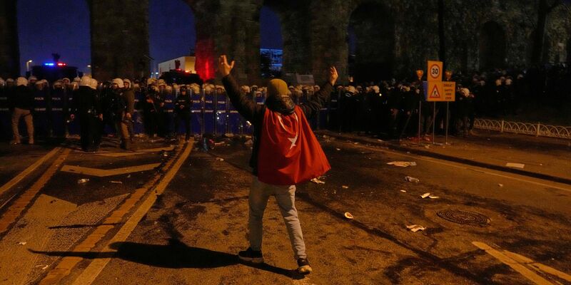 Viele junge Menschen beteiligen sich an den Protesten. - Foto: Khalil Hamra/AP/dpa