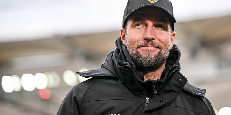 Trainer Sebastian Hoeneß bekennt sich zum VfB Stuttgart und verlängert seinen Vertrag.  - Foto: Harry Langer/dpa