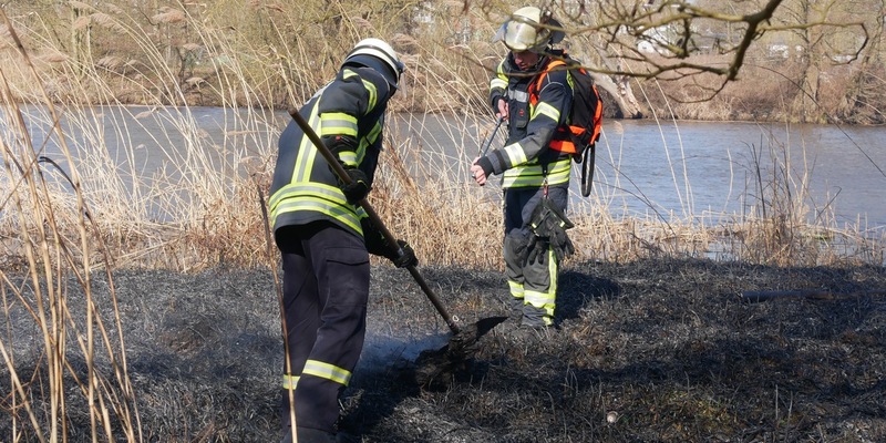 FW Celle: Rund 3.500 m² Grasland brennen an der Aller - Foto: presseportal.de