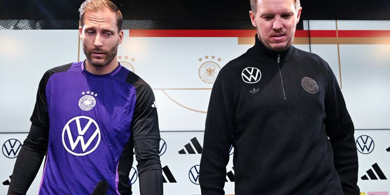 Torwart Oliver Baumann (l) und Bundestrainer Julian Nagelsmann bei der Pressekonferenz vor dem Rückspiel gegen Italien. - Foto: Federico Gambarini/dpa
