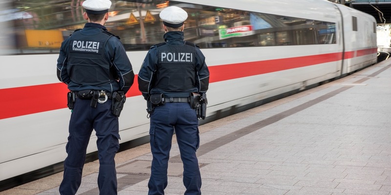 BPOL-HH: Fehlender Fahrschein im ICE wurde per Haftbefehl gesuchten Mann zum Verhängnis-Bundespolizei nimmt 31-Jährigen im Bahnhof Harburg fest- - Foto: presseportal.de