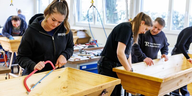 Alle Arbeitsschritte werden von Dozenten angeleitet. - Foto: Daniel Karmann/dpa