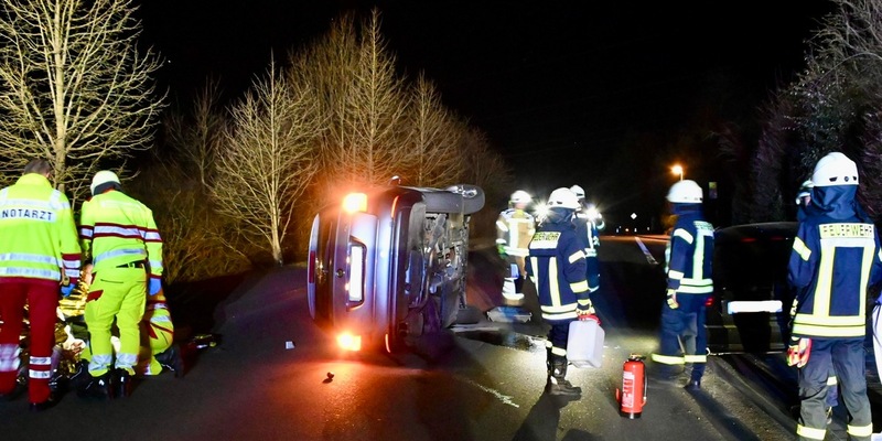 FF Olsberg: Frau rammt geparkten PKW in Olsberg - Foto: presseportal.de