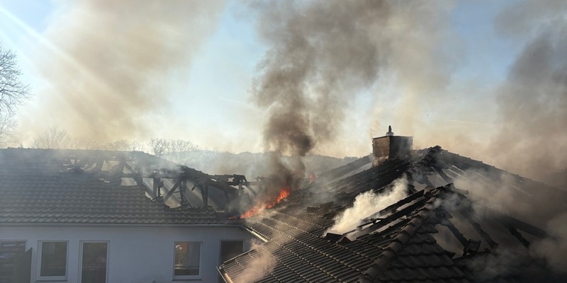 FW Horn-Bad Meinberg: Großbrand zerstört Dachstuhl eines Mehrfamilienhauses - Gebäude unbewohnbar - 105 Feuerwehrleute im Einsatz - Foto: presseportal.de