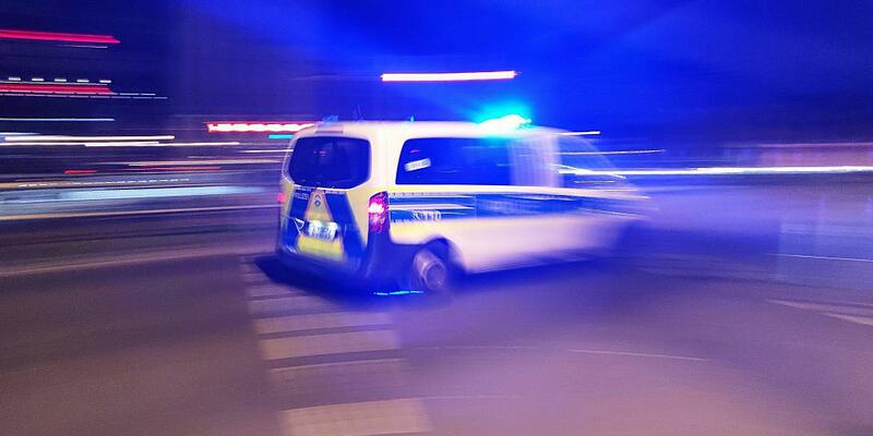 Polizeiauto mit Blaulicht bei Nacht (Archiv) - Foto: über dts Nachrichtenagentur