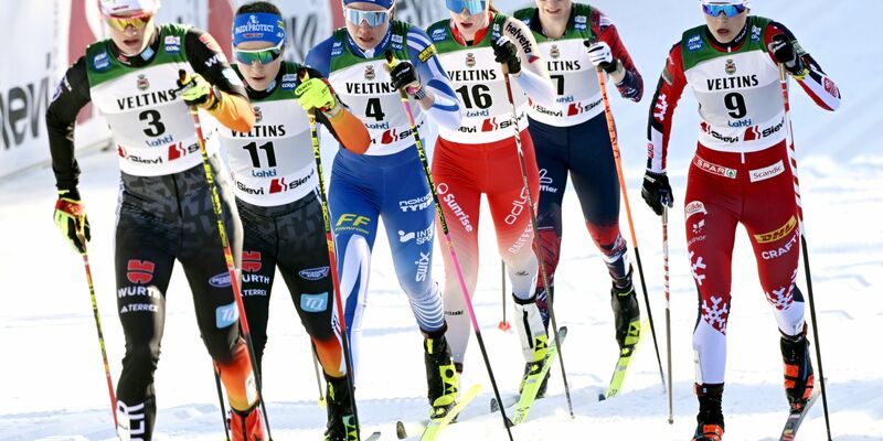  Therese Johaug aus Norwegen jubelt nach ihrem 50. Weltcup-Sieg. - Foto: Emmi Korhonen/Lehtikuva/dpa