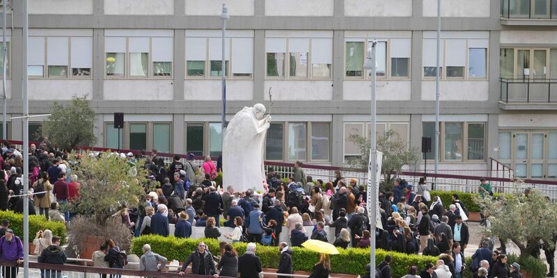 Hunderte Gläubige warteten vor der Gemelli-Klinik auf den Papst. - Foto: Andrew Medichini/AP/dpa