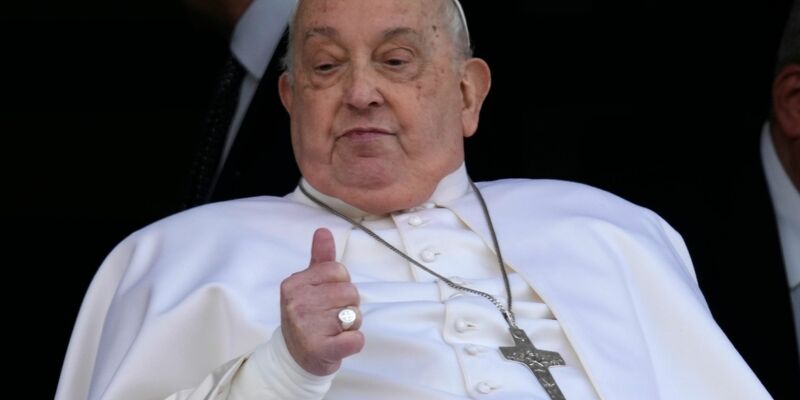 Franziskus lächelte aber auch. - Foto: Domenico Stinellis/AP/dpa