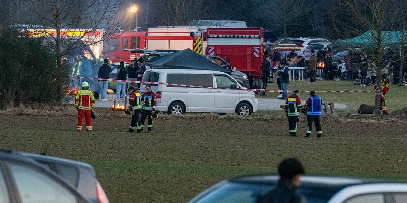 Polizei und Einsatzkräfte stehen nach einem Zwischenfall am Rand einer Feier.  - Foto: Armin Weigel/dpa