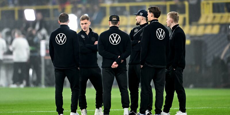 Die deutschen Spieler nach der Ankunft im Stadion. - Foto: Fabian Strauch/dpa
