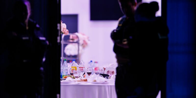 Am Tatort haben Fachleute viele Spuren sichergestellt, die nun ausgewertet werden müssen. - Foto: ---/dpa