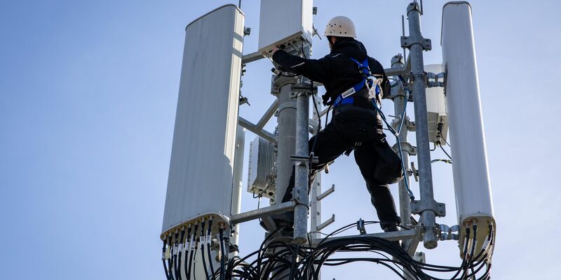 Hoch hinaus müssen diese Telekom-Techniker klettern. (Archivbild) - Foto: Daniel Karmann/dpa