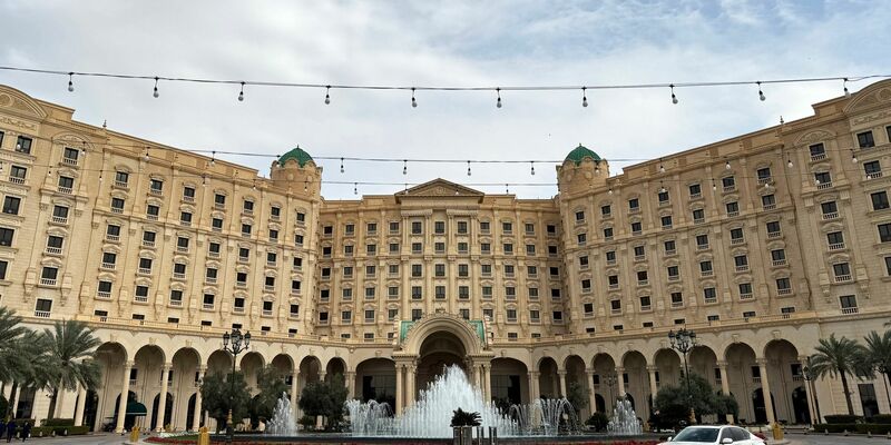 Ein Hotel in der saudi-arabischen Hauptstadt Riad dient als Ort für Gespräche zwischen Unterhändlern aus den USA und der Ukraine. (Archivbild) - Foto: Wang Dongzhen/XinHua/dpa