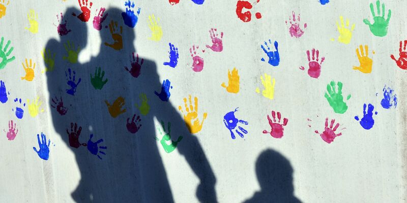 Weniger Menschen bekamen 2024 Elterngeld. (Symbolbild) - Foto: Peter Kneffel/dpa