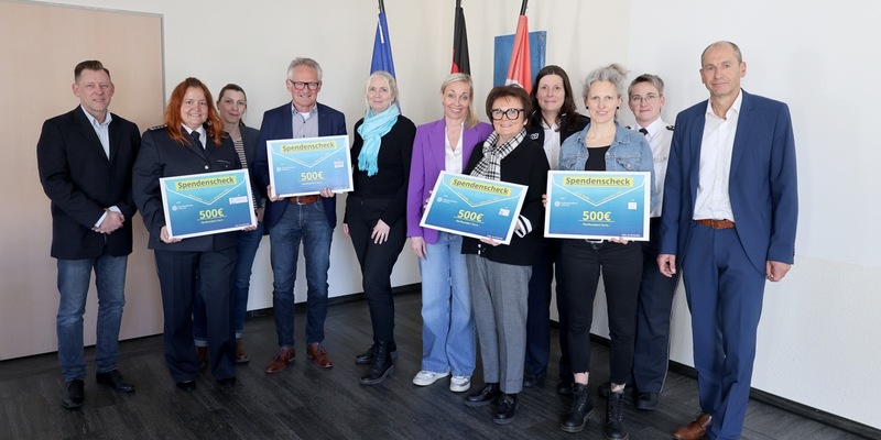 POL-OH: Spendenübergabe - Polizeipräsidium Osthessen übergibt 2.000 Euro - Foto: presseportal.de