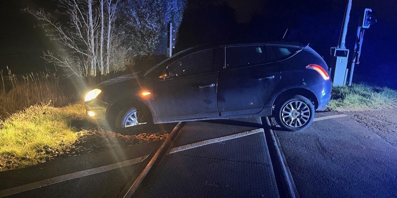 BPOL-KL: Gefährlicher Eingriff in den Bahnverkehr - Fahrzeug landet im Gleisbett - Foto: presseportal.de