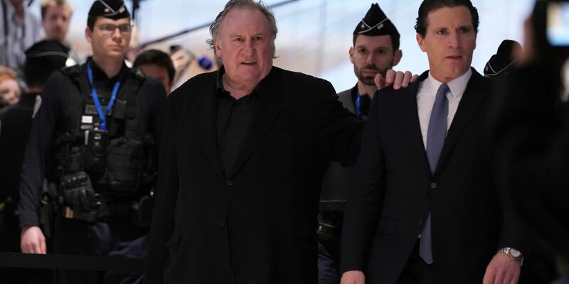 Vor dem Gericht gab es Protest. - Foto: Aurelien Morissard/AP/dpa