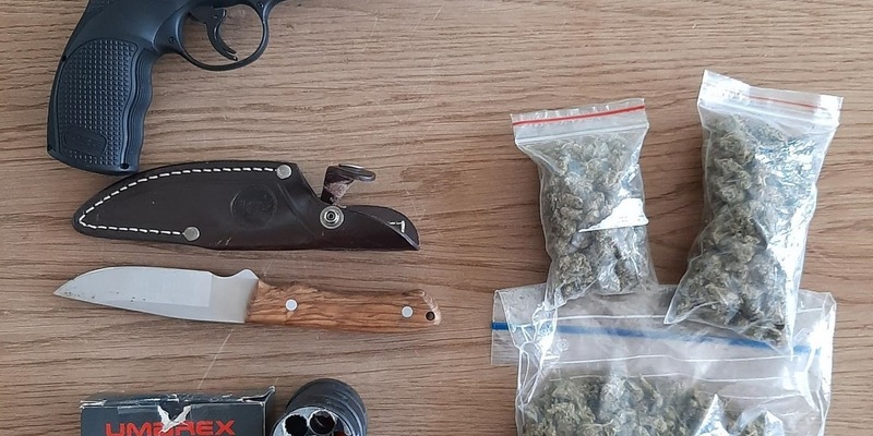 BPOLI MD: 42-Jähriger führt Softairwaffe, Patronen, ein Messer und Betäu-bungsmittel in einer nicht geringen Menge mit sich - Foto: presseportal.de
