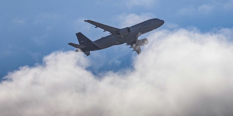 Wie kann ein Passagier die Umweltauswirkungen des Fliegens kompensieren? - Foto: Robert Michael/dpa