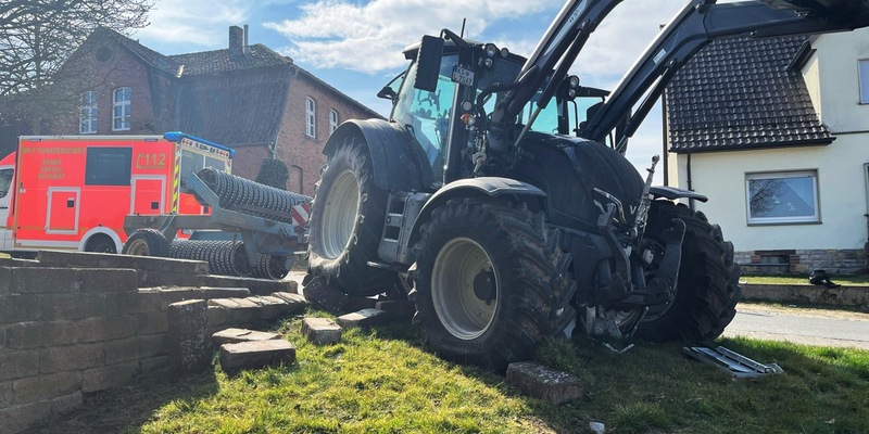 POL-HX: Zugmaschine prallt gegen Grundstücksmauer und Verteilerkasten - Foto: presseportal.de