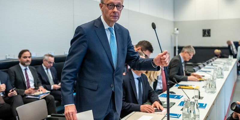 Bringen diese Drei - Unions-Fraktionschef Jens Spahn, Kanzler Friedrich Merz (beide CDU) und CSU-Landesgruppenchef Alexander Hoffmann, das Rentenpaket am Freitag über die Bühne? - Foto: Michael Kappeler/dpa