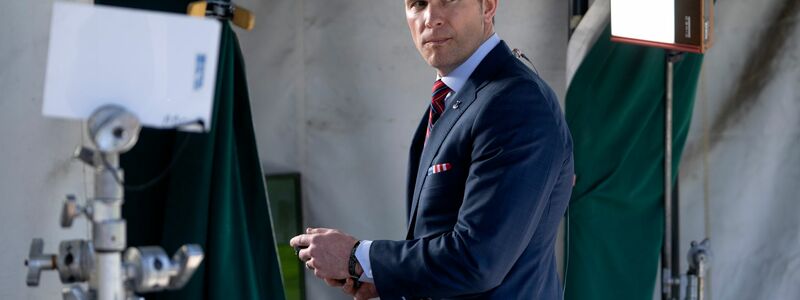 Steht wegen seines Handels in der Kritik: Pentagon-Chef Pete Hegseth. (Archivfoto) - Foto: Mark Schiefelbein/AP/dpa