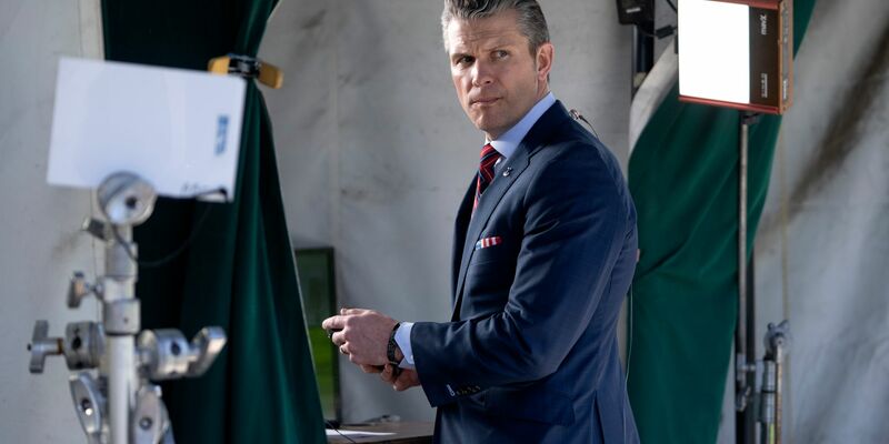 Hegseth spricht von «fabrizierten» Medienberichten. (Archivbild) - Foto: Mark Schiefelbein/AP/dpa