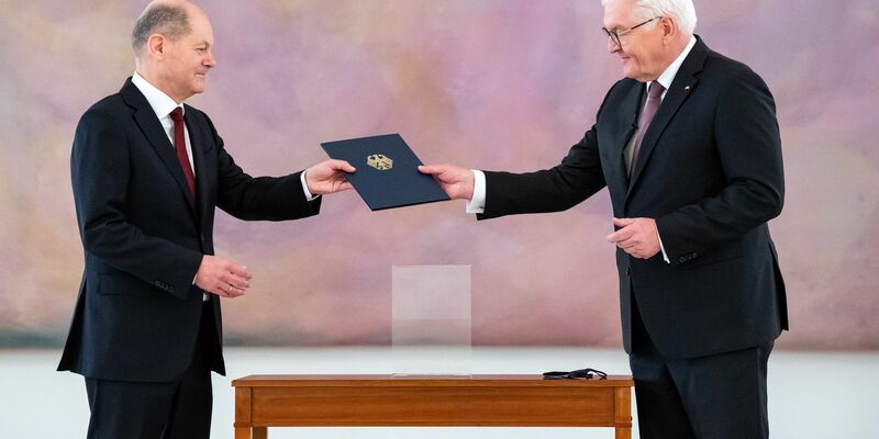 Einst war Scholz zur Ernennung als Kanzler im Schloss Bellevue - nun beginnt dort der Anfang vom Ende. (Archivbild) - Foto: Bernd Von Jutrczenka/dpa
