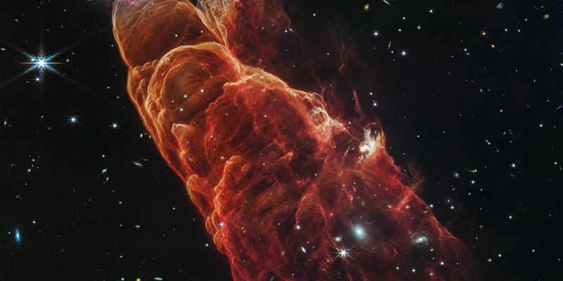 Eine neue Aufnahme des sogenannten Kosmischen Wirbelsturms könnte Fachleuten helfen, Stern-Auswürfe besser zu verstehen. - Foto: Weltraumteleskop James Webb/NASA/ESA/CSA/dpa