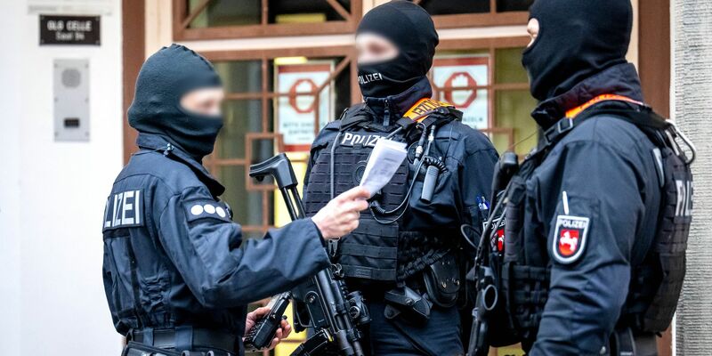 Unter hohen Sicherheitsvorkehrungen hat der Prozess gegen die frühere RAF-Terroristin Daniela Klette im Staatsschutzsaal des Oberlandesgerichts Celle begonnen. - Foto: Sina Schuldt/dpa